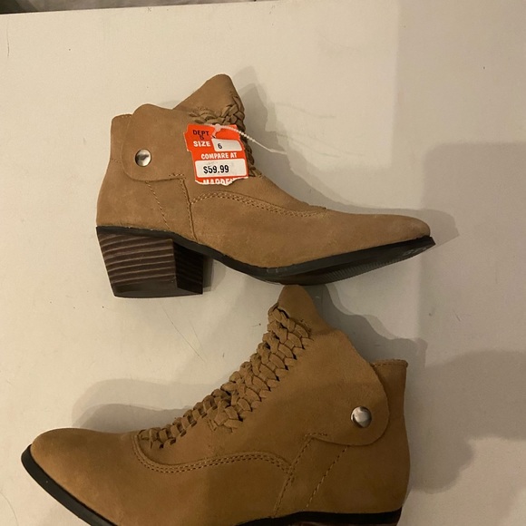 Plume tan suede ankle boots with block heels snap sides size 6 NWT - Picture 5 of 8